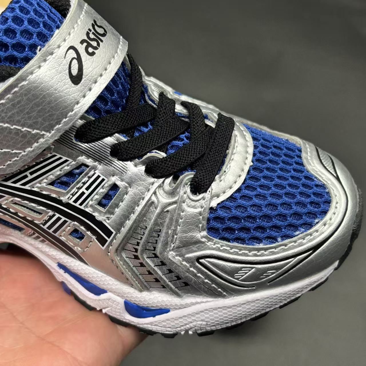 Children's shoes child